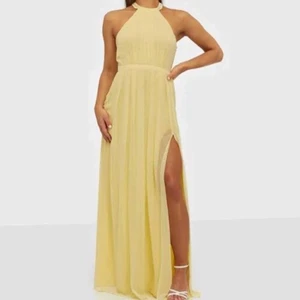 Balklänning  - En jätte fin gul balklänning från Nelly. Slutsåld och bara använd en gång. Är 167cm och hade klackar! Nypris 799kr. Priset kan diskuteras❤️