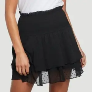 Så fin och festlig kjol från Bikbok. Passar mig bra som brukar ha S/M. Fin till fest och till i sommar. Frakt tillkommer på 60 kr