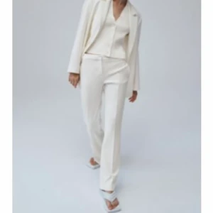 Lågmidjade kostymbyxor  - Helt oanvända vita kostymbyxor från zara. 