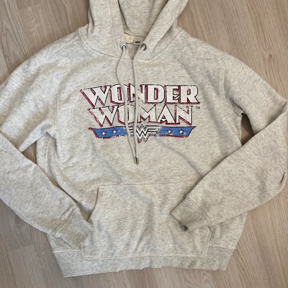 En hoodie med trycket ”Wonder Woman”. Står att det är storlek S, men skulle nog säga att den är mer som en XS. Hoodies.