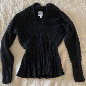 Finstickad tröja  - Jättefin stickad tröja köpt på vintage butik. Perfekt till lågmidjat! 💝frakt på 66 eller så möts vi på söder 