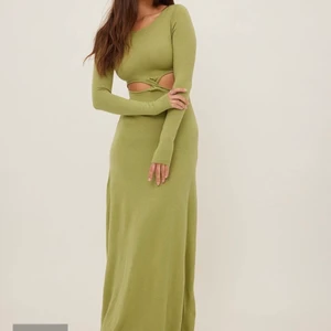 Grön stickad långklänning från NA-KD  - Drömmig klänning från NA-KD! Köpte den för nån månad sen till ett bröllop men hittade en jag hellre ville ha därav säljer jag den. Köpte den för 699kr men säljer den för 500kr! Prislapp kvar och endast testad❤️