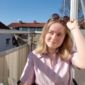 (36) Ljuslila glansig blus, Gerry Weber - Priset inkluderar frakt! 🌸 Jättesnygg Gerry Weber skjort-blus i storlek 36. Tyget är glansigt ljuslila och den har fina detaljer såsom snitt på sidan, knappar i par (med fint mönster på) och sömmar bak och fram. Osäker på om den är insydd eller om den är designad så, men jag tycker det är skitsnyggt! Hoppas den kan komma att älskas på nytt. 