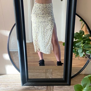 Somring långkjol - Säljer denna jättefina somriga långkjolen. Den är aldrig använd💞💞💞