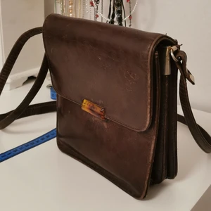 Brun handväska skinn - Frakt är inkluderat i priset! 🌸 En söt äldre handväska i vad jag tror är skinn/läder. Tre öppna fack och två med dragkedja på insidan. Den har även ett mindre fack på baksidan! Rymmer det mesta helt enkelt! 