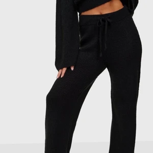 Nelly.Com - Säljer dessa stickade mjukisbyxor från Missguided beställda från Nelly.com, använda endast en gång och inte kommit till användning mer! Storlek 36. (Lånade bilder) 
