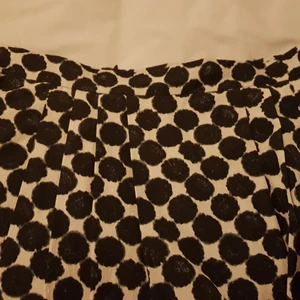 Dries Van Noten kjol - Kjol siden i mörk blått mönster av Dries Van Noten strl 40. Nypris i butik ca 4000 - 6000 kr. Mycket gott skick så gott som ny. 