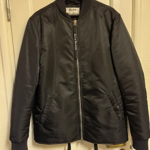 Acne studio - Snygg oanvänd acne jacka.  Utmärkt skick.
