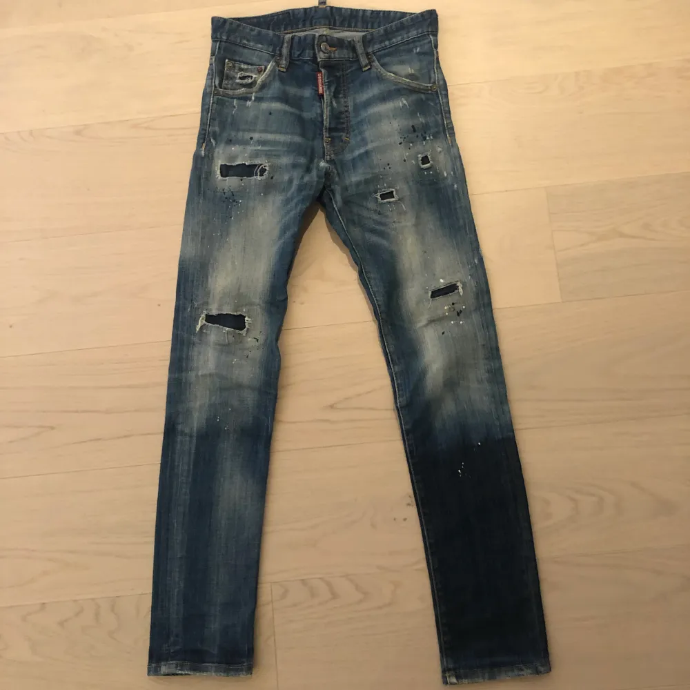 Dsquared2 jeans, skick 7/10 liten lagning som knappt syns, storlek 42it, tags och sånt finns. Äkta givetvis!. Jeans & Byxor.