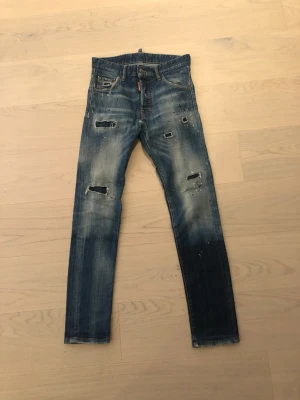 Dsquared2 jeans - Dsquared2 jeans, skick 7/10 liten lagning som knappt syns, storlek 42it, tags och sånt finns. Äkta givetvis!