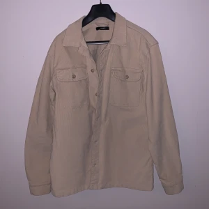 Overshirt Manchester  - Overshirt i Manchester  Använd en gång Storlek M men lite större i storleken perfekt över en munktröja  Skick: 10/10 Använd 1-2 gånger 
