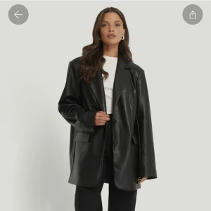 Oversized skinn blazer - Lagom oversized kavaj från Nakd  Bra skick sparsamt använd Nypris 899kr