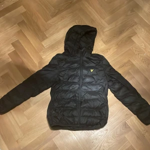 Lyle scott - Lyle scott dunjacka storlek XS skick 7,5/10 En tunn dunjacka pärfekt på hösten och våren. Ordenarie pris ligger på 1500.