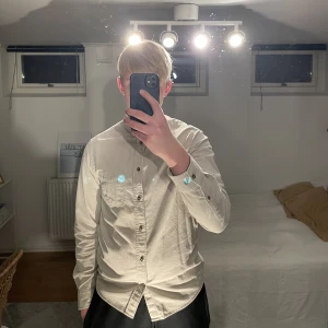 HM skjorta  - Beige HM skjorta. Bra skick. Storlek S. Nästan aldrig använd. Säljes pga för liten 