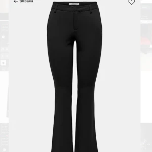 Lågmidjade kostymbyxor  - Säljer mina superfina lowaist/midwaist kostymbyxor som är så jävla snygga men jag råkade bästella fel storlek men ska bästella en större därför säljer jag de här!! Ni kan få bilder på men dom e lite korta på mig😁❤️