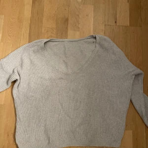 fin grå stickad tröja  - använder ej därför säljer jag. 
