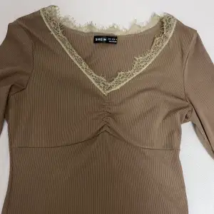Långärmad tröja med spets i färgen beige- brun i strl 36 använd 3-4 gånger och kom inte till användning mera☺️