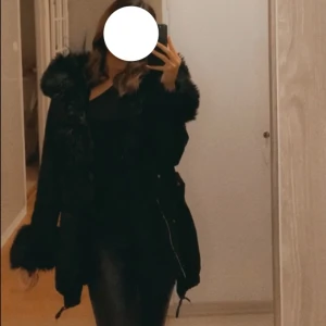 Jacka  - Nu säljer jag min fina parka jacka som är från Garoff. Avtagbar päls vid slutet av armen, man kan även stänga den med dragkedja. Jackan är i väldigt god skick, storlek S men funkar även som XS jag är 172cm  ord pris: 2700