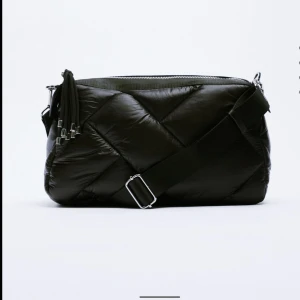 zara väska - säljer denna från zara. ligger fortfarande i sin låda. säljs inte på hemsidan längre