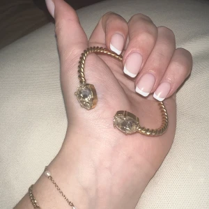 Armband - Säljer mitt superfina armband från caroline svedbom, då det ej kommer till användning längre. Använt ca 3 gånger, så det är i nyskick! Går att justera💕💕 