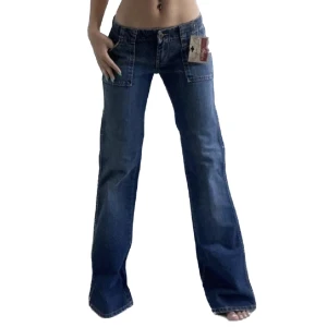 Lågmidjade jeans - Jättesnygga lågmidjade jeans. Midja: 76 cm Innerbenslängden: 85 cm. (Första två bilderna är lånade). Köpare står för frakt.