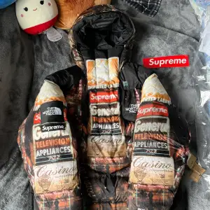  Supreme The North Face Times Square 800-Fill Half Zip Hooded Pullover. Brand new with receipt 