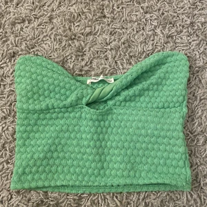 Grön topp  - Populära från pull and bear! Aldrig använd men blivit förliten mig ❤️Strl är small och den är i en mycket mer klar grön färg irl💚 120kr plus frakt!