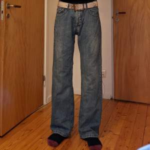 Ett par snygga Armani jeans, storlek 32. kan mötas upp i Stockholm eller frakta 