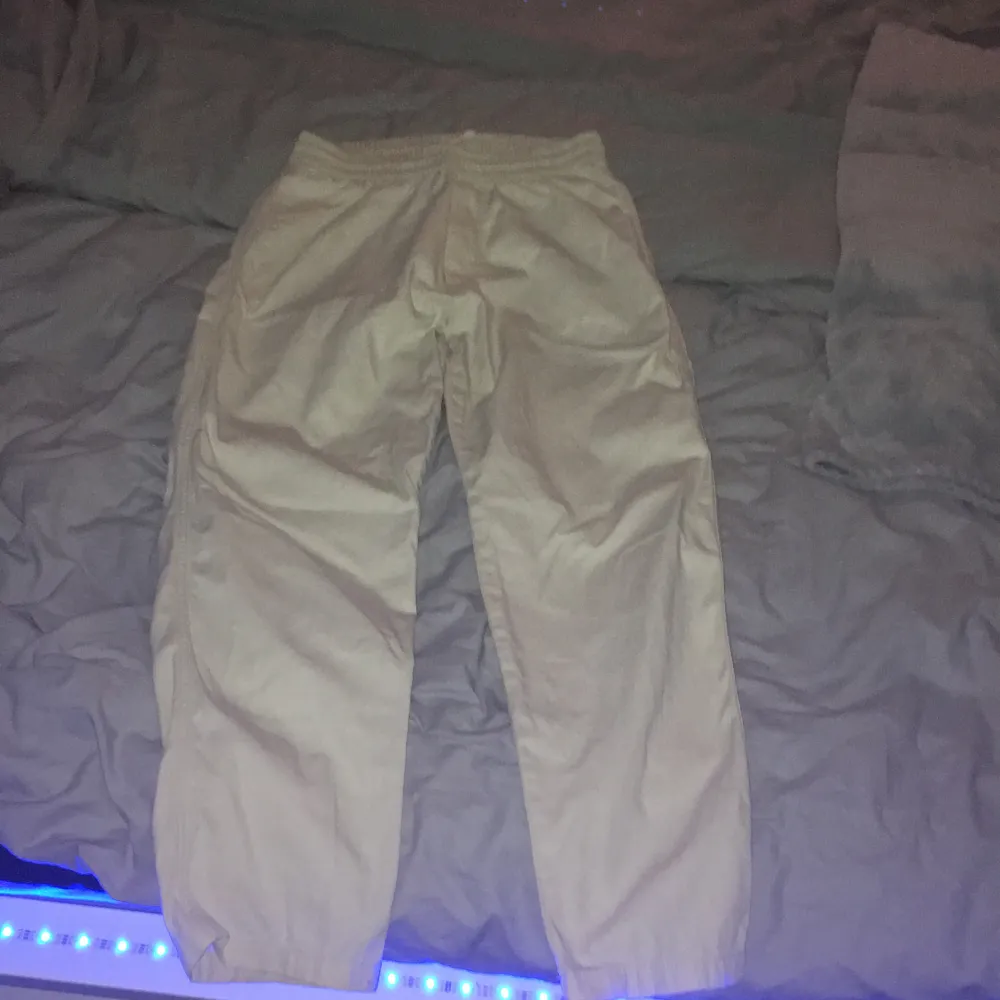 Ett par ljusa byxor från junkyard storlek xs men dom ska sitta lite baggy . Farkut & Housut.