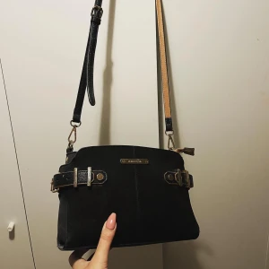 Väska riverisland - Väska från river island i mocka  Fint skick använder inte