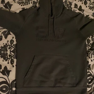 Armani tröja  - De är ny har bara använt den 2 gånger och den är äkta 