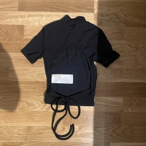 Tröja med öppen rygg - Jättesnygg tröja med öppen rygg samt krage. Väldigt skönt material sitter tajt och formar kroppen snyggt. Köpt på gina tricot 