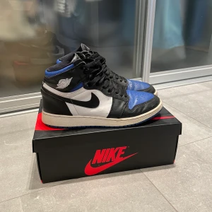 Jordan 1 royal toe  - Jordan 1 royal toe storlek 40. Dem är använda men forfaarnde i gott skick. Skriv för fler bilder eller info.