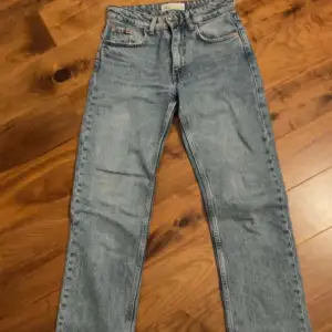Säljer dessa snygga jeans från zara då de inte kommer till användning! Jättesnygga och bekväma, kom privat för fler bilder och frågor💕💕250kr inkl frakt