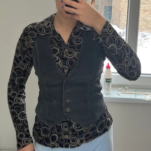 Går väst - Säljer denna fina manchester grå väst från Only!❤️