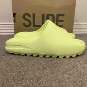 Yeezy slides Glow Green - Strl 45 (US 12). Size up, så de passar perfekt för de som egentligen har strl 43-44. Helt oanvända