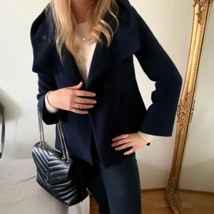 Zara kappa kort marinblå  - Skit snygg och gullig zara kappa men tyvärr för liten.    (Inte min bild) köp direkt 700