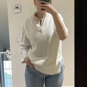 Väst från & other stories - Fin, stickad väst från & other stories. 