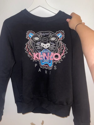 Kenzo tröja - Säljer min Kenzo tröja, använd 2 gånger.  Svart färg för dam, i storlek L. Bud