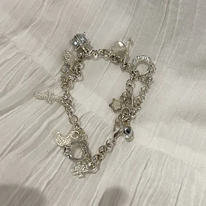 Berlock armband  - Superfint berlock armband som är köpt för flera år sedan men inte använt!🤍 inte rostfritt men inga defekter som ni ser❣️ lite stort för mig❤️‍🔥