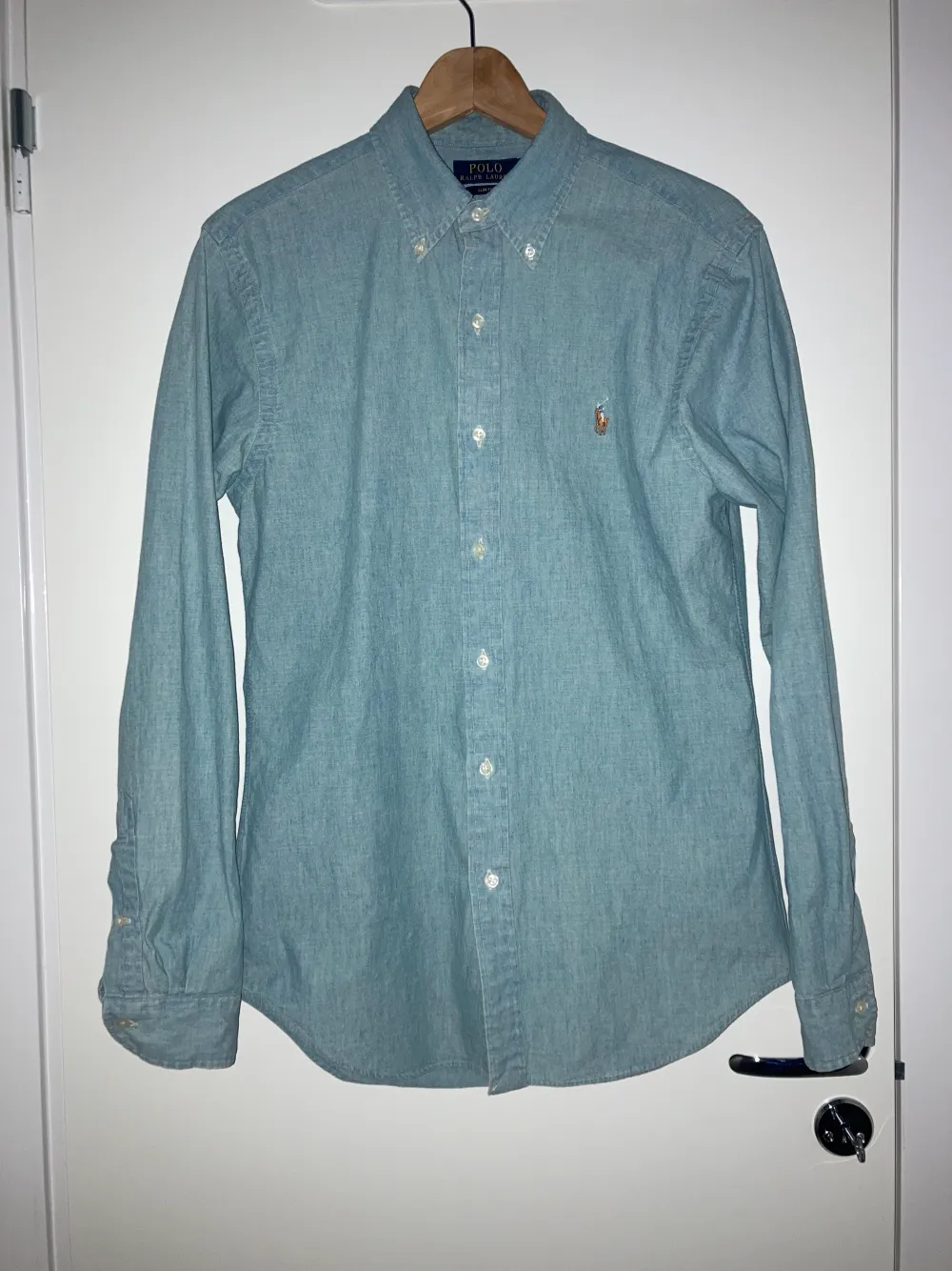 Jeansblå skjorta från Ralph Lauren I nyskick Slim fit, storlek M  Hämtas i Bromma eller skickas, köparen står då för frakt. . Skjortor.