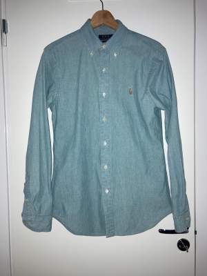 Jeansblå skjorta från Ralph Lauren I nyskick Slim fit, storlek M  Hämtas i Bromma eller skickas, köparen står då för frakt. 