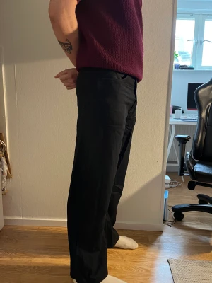 VIDA JEANS FRÅN COS - Ett par vida jeans från cos i snygg passform