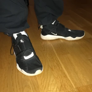 NikeLab KMTR - Storlek 45. Techwear sneakers från NikeLab. Designade av Errolson Hugh från ACRONYM. Smått missfärgade sulor då de är vita och användna i några månader. Överdel i vattentät nylon med unikt magnetspänne och snörsystem som dras åt via hälen. Sällsynta skor.