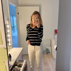 Superfina jeans från weekday i modellen Rowe som tyvärr aldrig kommer till användning. Köpta för 499kr i färgen Off-white. Pris kan diskuteras och köpare står för frakt💕