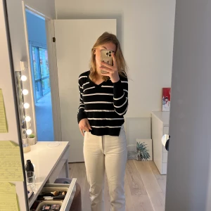 Weekday  - Superfina jeans från weekday i modellen Rowe som tyvärr aldrig kommer till användning. Köpta för 499kr i färgen Off-white. Pris kan diskuteras och köpare står för frakt💕
