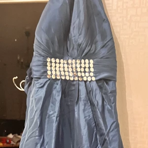 Klänning  - Fint festklänning långt och det vacker och i fin skickt blå