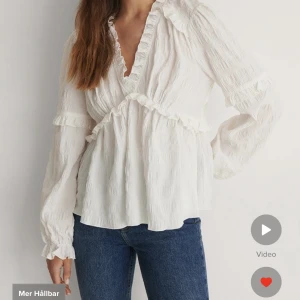 Vit blus - Säljer min helt oanvända volangblus från NA-KD, alla lappar är kvar, då jag råka beställa 2, kan mötas i Gbg💕