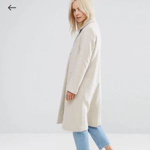 Kappa med smal passform - Har haft denna kappan i några år nu, är i bra skick men har trättnat lite på den så därav säljer jag den nu