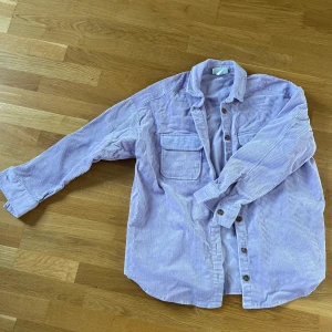 Manchester jacka  - En pastell lila Manchester short jacka från Monki. Använd få gånger så den är fortfarande nästan som ny:) Lite oversized i modellen och är i storlek M. Köparen står för frakten 🥰